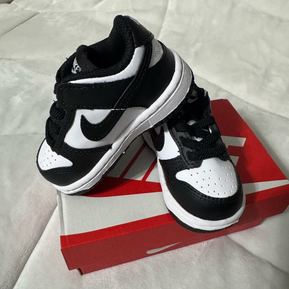 Nike Dunk Low black and White Sneakers. Size 4c. BNWT
